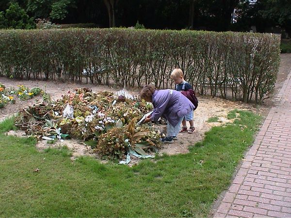 Graf anoes 30 juni 2002 (tim en sem leggen bloemen)