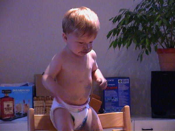 Sem staat in de kinderstoel aug 2001