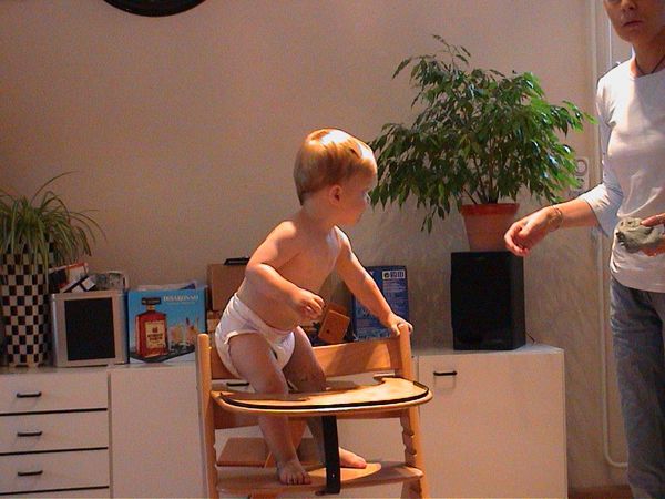 Sem staat in de kinderstoel II aug 2001