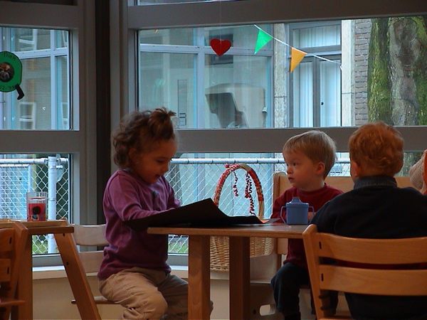 Tim leest sem en de rest voor aan tafel